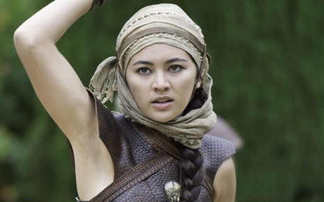 Jessica Henwick ergue uma espada em cena de Game of Thrones