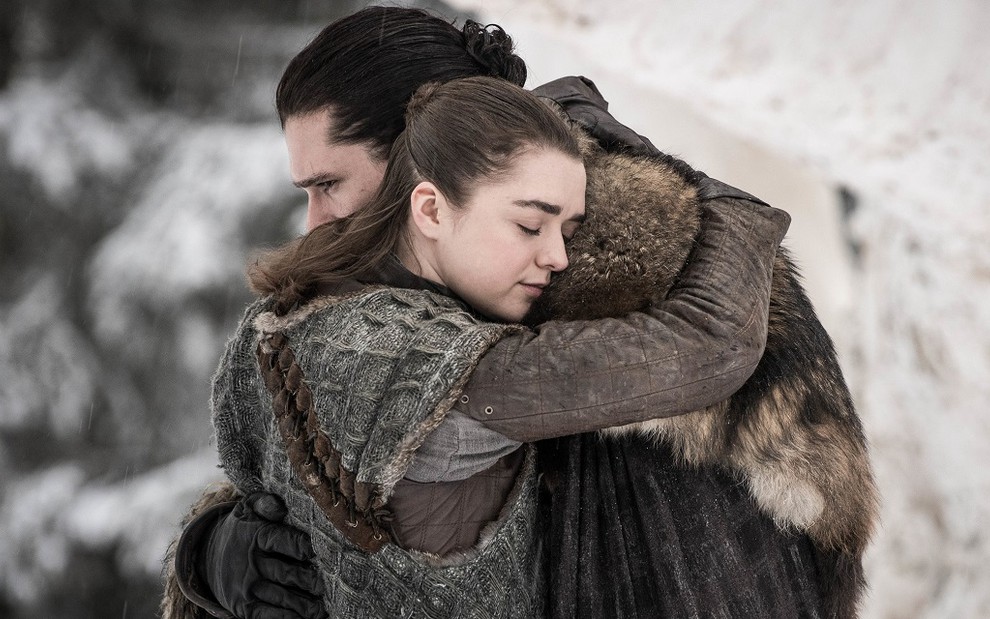 Maisie Williams e Kit Harington se abraçam em cena da última temporada de Game of Thrones, da HBO