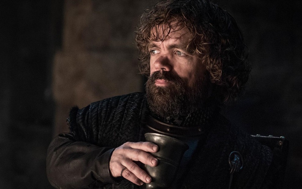 O ator Peter Dinklage segura, casualmente, uma taça de vinho em episódio da última temporada de Game of Thrones
