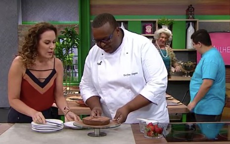 A apresentadora Regina Volpato com o chef de cozinha Estefano Zaquini no programa Mulheres