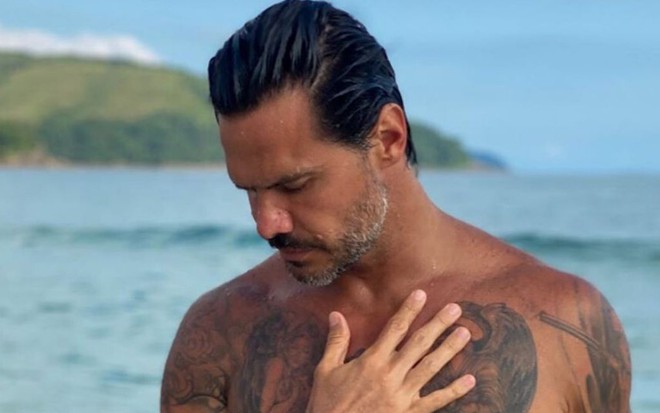 O modelo e empresário Flávio Mendonça com expressão triste em foto publicada em seu Instagram