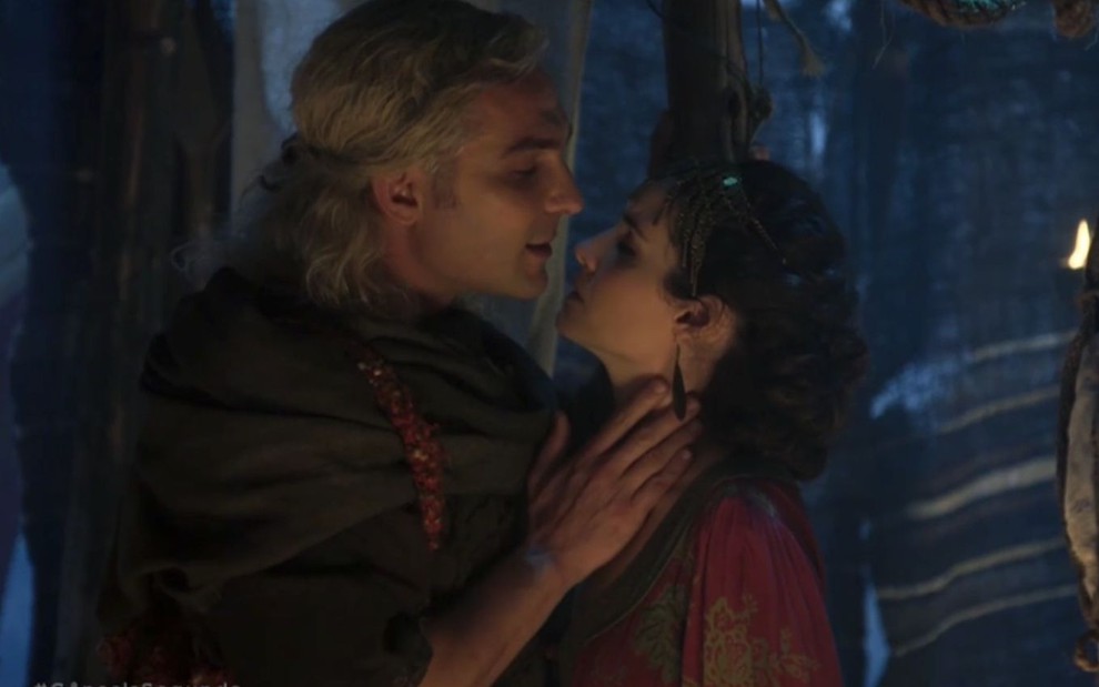 Igor Rickli e Elisa Pinheiro em cena de Gênesis, atores estão olhando um para o outro e Igor coloca a mão no rosto de Elisa