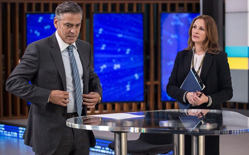 George Clooney e Julia Roberts conversam em cena do filme Jogo do Dinheiro
