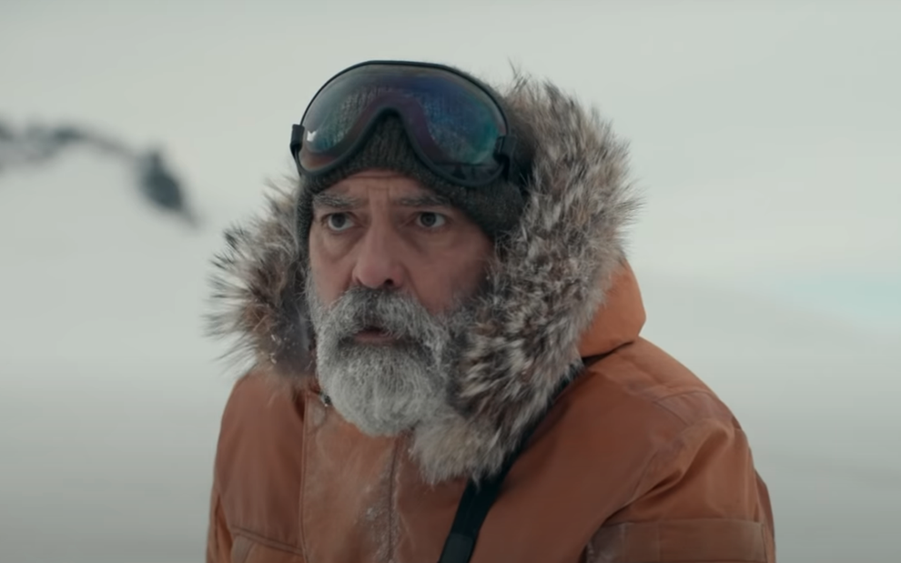 George Clooney em cena de O Céu da Meia Noite, em meio a neve