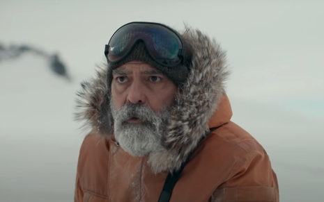 George Clooney em cena de O Céu da Meia Noite, em meio a neve