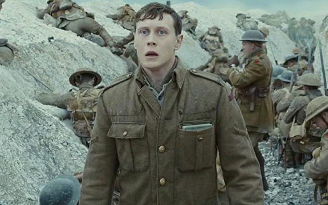 George MacKay em cena de guerra como o protagonista de 1917, filme que está no catálogo do Telecine