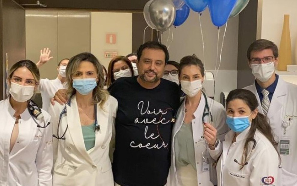 Geraldo Luís abraçado com profissionais de saúde em hospital de São Paulo