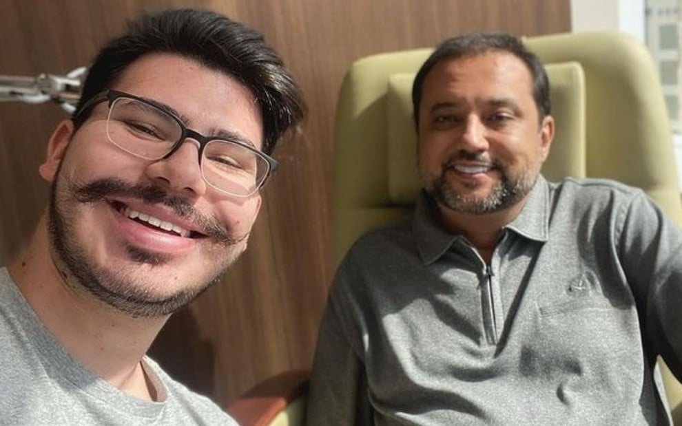 Sorridentes, Geraldo Luís e John Sakra posam para foto em quarto de hospital