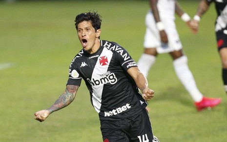 Imagem expõe o Argentino Germán Cano na comemoração de um gol pelo Vasco contra o São Paulo
