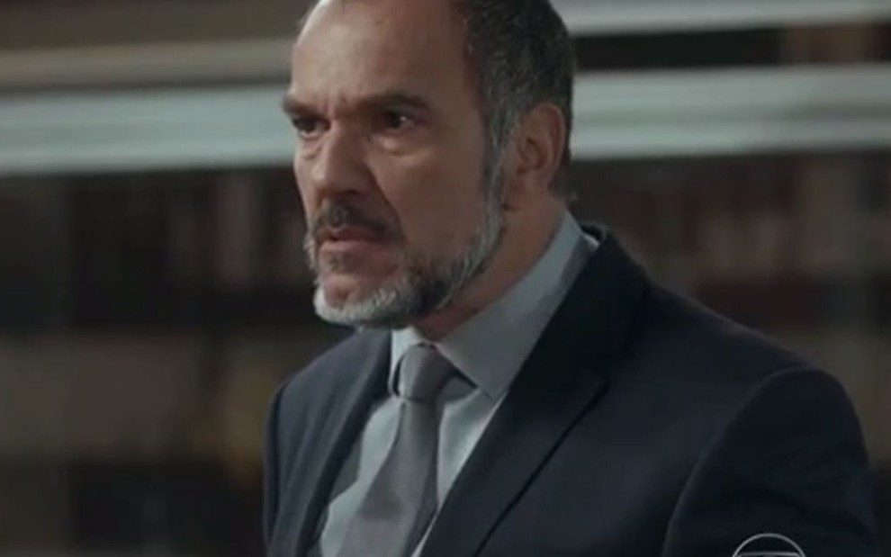 Humberto Martins com terno escuro e expressão bem furiosa em cena na trama Totalmente Demais