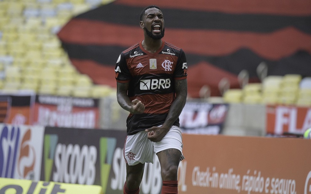 O jogador do Flamengo, Gerson, comemora gol vestido com o uniforme do time nas cores vermelho, preto e branco