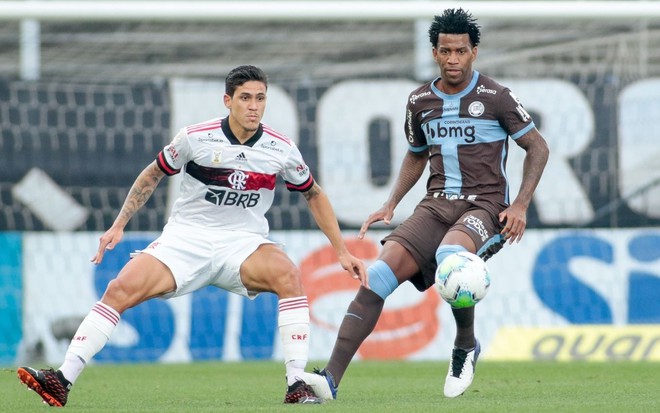 Zagueiro Gil e atacante Pedro em disputa de bola em Corinthians x Flamengo