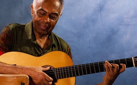 Gilberto Gil com violão em foto para seu programa Amigos, Sons e Palavras, no Canal Brasil 