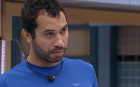 Gilberto Nogueira usa camisa azul na casa do BBB21