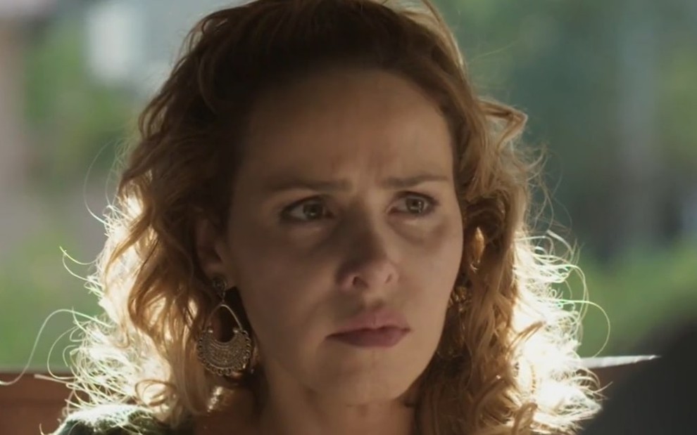 A atriz Leona Cavalli com expressão de choro em cena como Gilda de Totalmente Demais