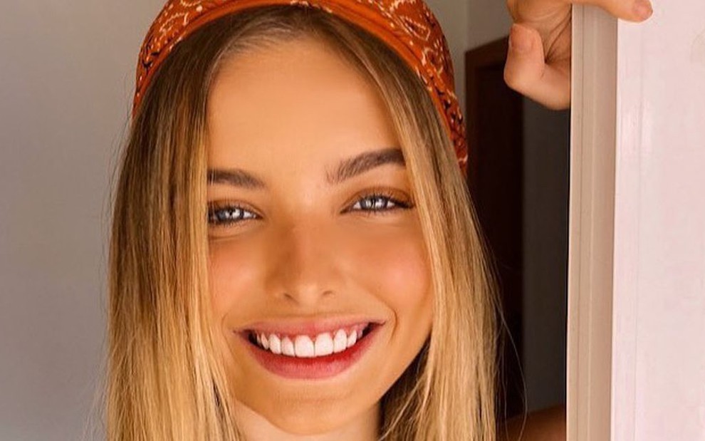 Loira, Giovanna Chaves sorridente com gorro laranja na cabeça