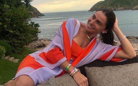 Giovanna Antonelli deitada em uma pedra em foto publicada no Instagram