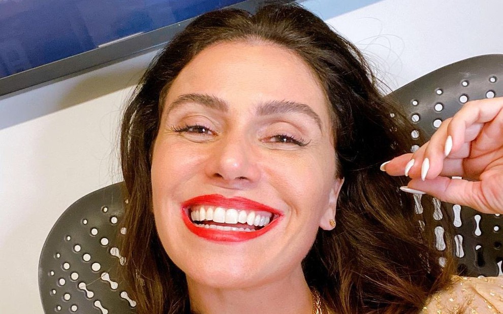 Giovanna Antonelli sorridente em selfie usando batom vermelho