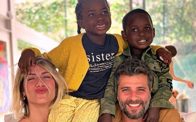 Giovanna Ewbank e Bruno Gagliasso com os filhos Titi e Bless em seus ombros