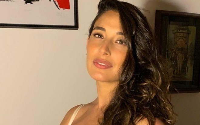 Giselle Itié em foto sobre amamentação para seu Instagram