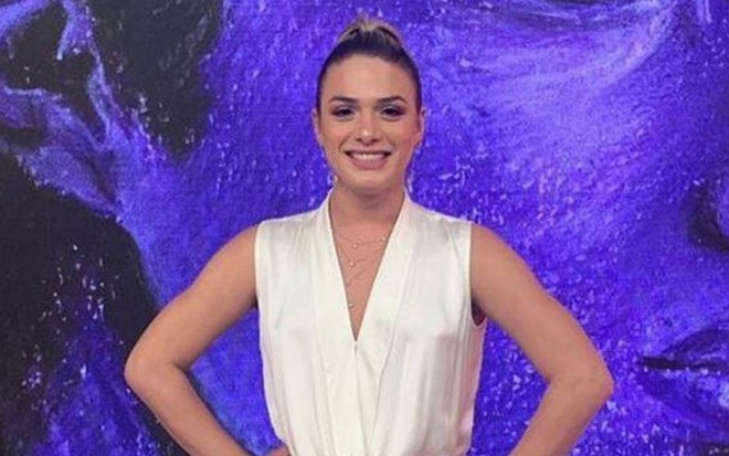 Imagem de Glamour Garcia de cabelo preso e vestido branco