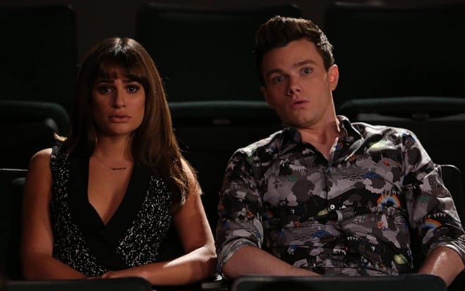Lea Michele e Chris Colfer sentados em cena da sexta temporada de Glee