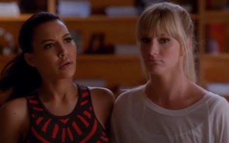 Imagem das personagens Santana e Brittany após apresentação musical na série Glee