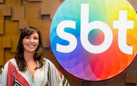 A jornalista Glenda Kozlowski sorridente em foto ao lado do logo do SBT