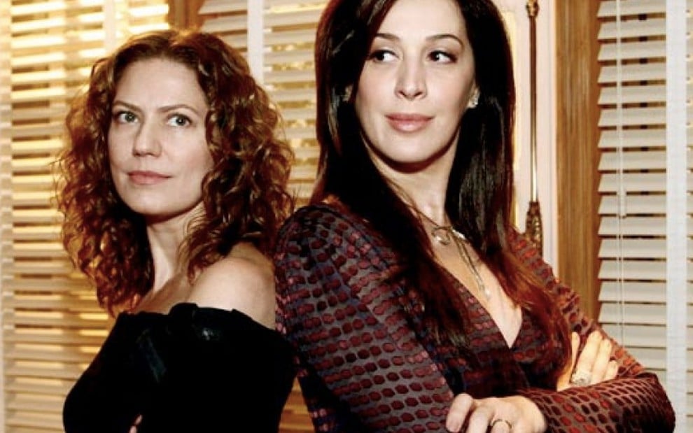À esquerda, Patricia Pillar caracterizada como Flora e Claudia Raia à direita como Donatela em cena de A Favorita