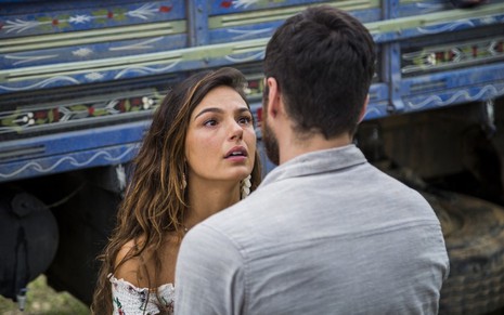 A atriz Isis Valverde grava cena de A Força do Querer com Marco Pigossi diante de um caminhão e faz uma expressão de arrependimento