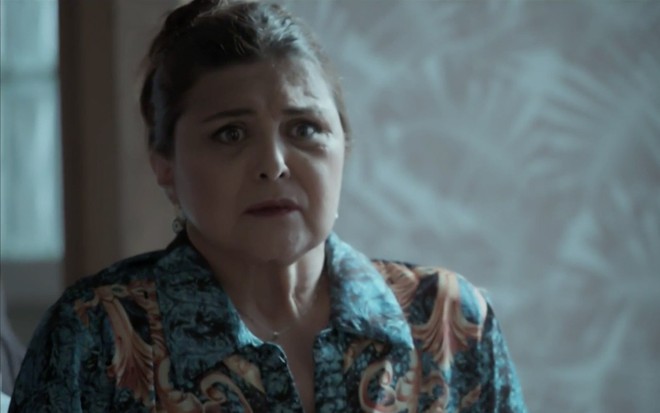 Elizangela caracterizada como Aurora em cena de A Força do Querer: personagem olha para alguém fora do quadro com desespero