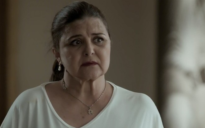 Elizangela caracterizada como Aurora em cena de A Força do Querer: personagem olha para alguém fora do quadro com desespero
