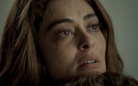 Juliana Paes caracterizada como Bibi Perigosa em A Força do Querer: em close, personagem chora e olha reflexiva para o horizonte