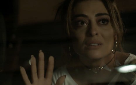 Juliana Paes caracterizada como Bibi em A Força do Querer: dentro do carro, personagem faz cara de choro para alguém fora do quadro