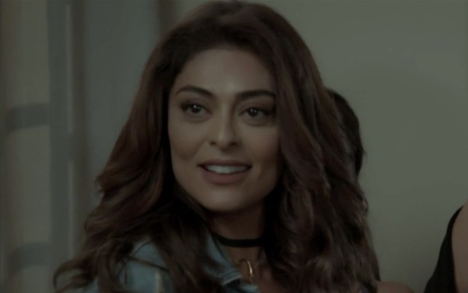 Juliana Paes caracterizada como Bibi em A Força do Querer: personagem faz cara de deboche para alguém fora do quadro