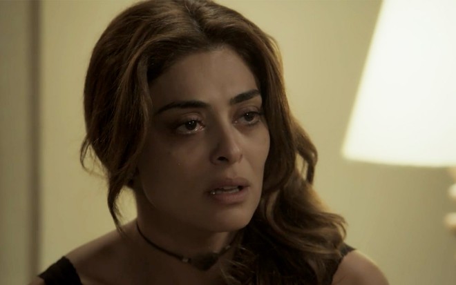 Juliana Paes caracterizada como Bibi em A Força do Querer: personagem faz cara de choro para alguém fora do quadro