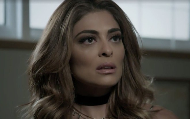 Juliana Paes caracterizada como Bibi em A Força do Querer: personagem faz cara de susto para alguém fora do quadro