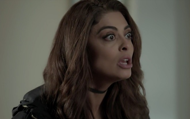 Juliana Paes caracterizada como Bibi em A Força do Querer: personagem faz cara de desespero para alguém fora do quadro