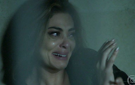 Juliana Paes caracterizada como Bibi em A Força do Querer: personagem está com o cabelo bagunçado, maquiagem borrada e chora de desespero
