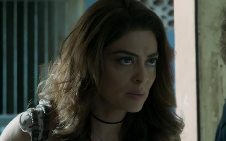 Juliana Paes caracterizada como Bibi em A Força do Querer: personagem faz cara de séria para alguém fora do quadro