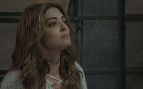 Juliana Paes em cena de A Força do Querer: caracterizada como Bibi, personagem olha com decepção para alguém fora do quadro