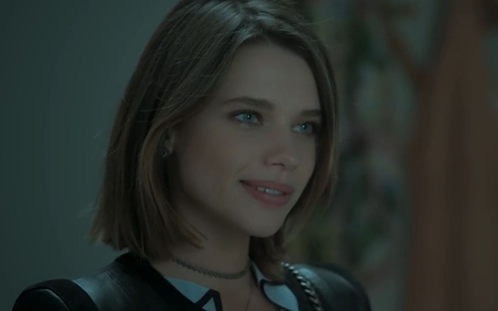 A personagem Cibele (Bruna Linzmeyer) sorri irônica em cena da novela A Força do Querer, da Globo