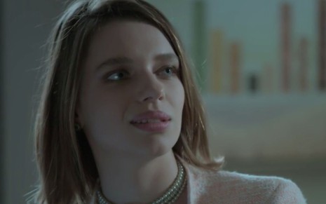A personagem Cibele (Bruna Linzmeyer) olha debochada em cena da novela A Força do Querer, da Globo