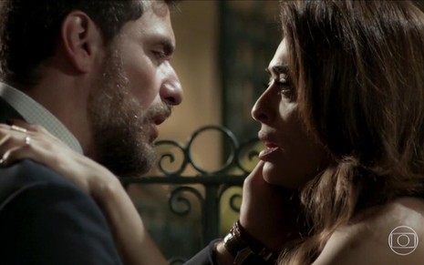 Rodrigo Lombardi e Juliana Paes em cena de A Força do Querer: casal está prestes a se beijar