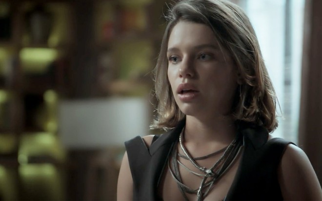 Bruna Linzmeyer em cena de A Força do Querer: caracterizada como Cibele, atriz olha de maneira séria para alguém fora do quadro