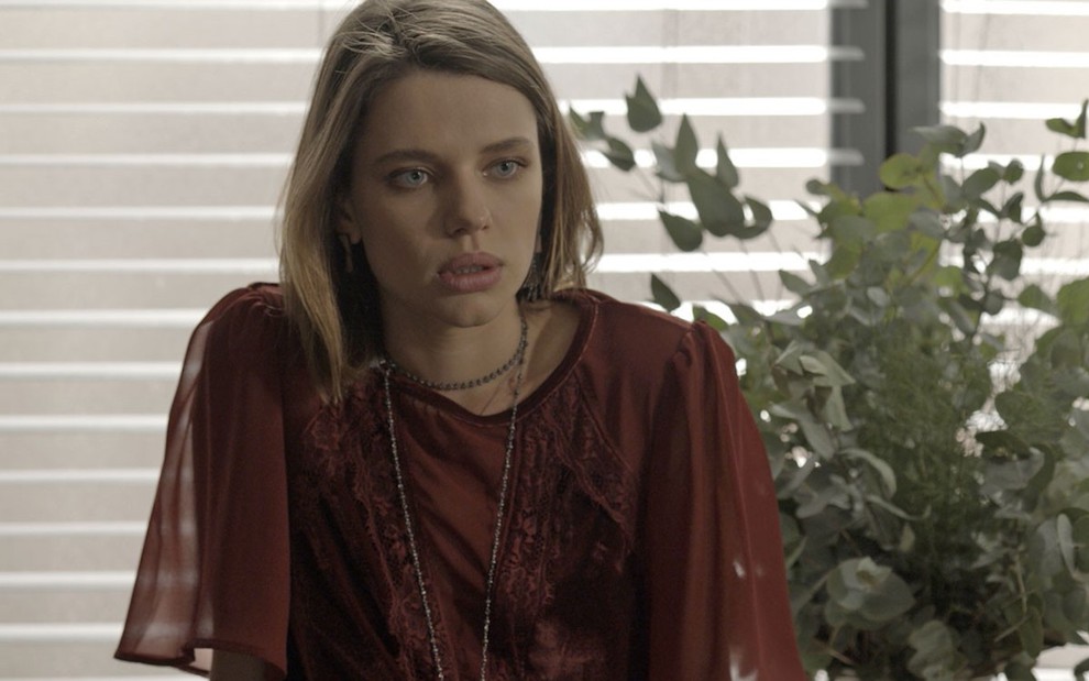 A atriz Bruna Linzmeyer faz expressão de desapontamento durante gravação como Cibele da novela A Força do Querer