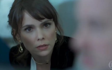 A atriz Débora Falabella, com expressão séria, em cena como Irene em A Força do Querer