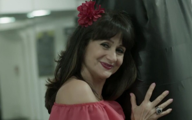 Zezé Polessa em cena de A Força do Querer: personagem flerta com alguém fora do quadro