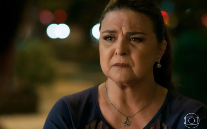 A atriz Elizangela, com expressão tensa, em cena como Aurora em A Força do Querer