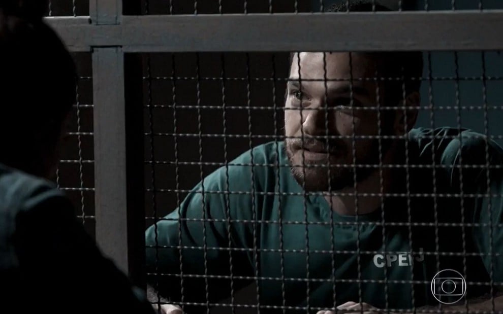 Rubinho (Emilio Dantas), preso, diante de Bibi (Juliana Paes) na cadeia em A Força do Querer